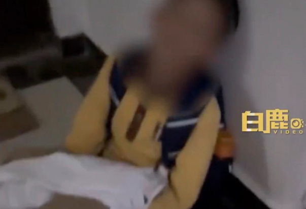 Bố mẹ ly hôn, con trai 8 tuổi đứng cửa đợi mẹ về xin ngủ cùng gây xúc động