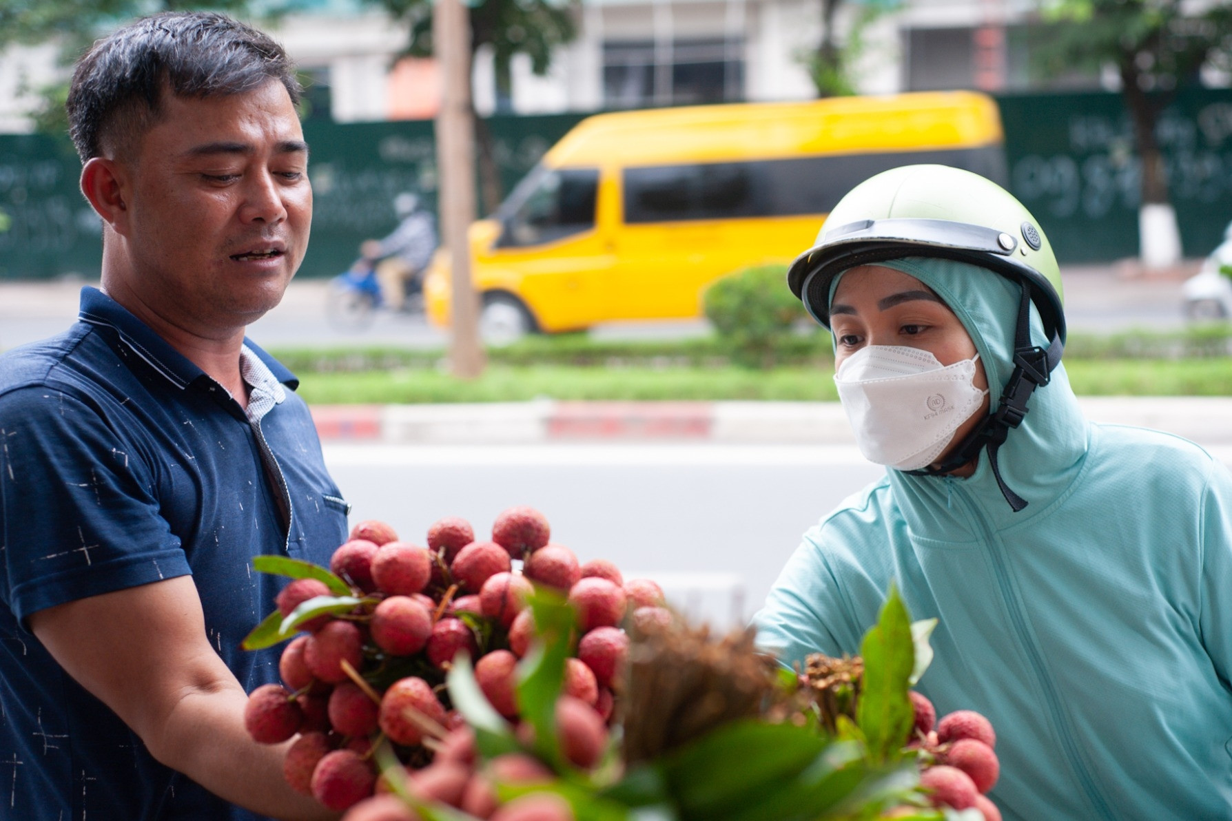 'Ma trận' vải thiều dọc các tuyến phố, chợ cóc ở Hà Nội