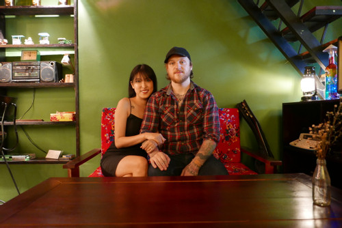 Chàng trai Mỹ mê Việt Nam, cùng vợ mở quán cà phê 'thời ông bà anh' ở TP.HCM