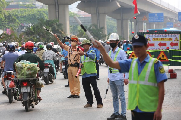 Rào chắn 60m đường Nguyễn Trãi, lo ngại ùn tắc đầu tuần