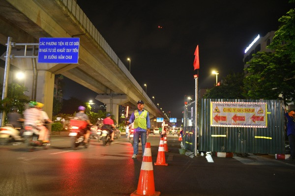 Rào chắn 60m đường Nguyễn Trãi phục vụ thi công hệ thống xử lý nước thải Yên Xá