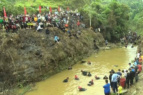 Tết Thanh Minh, người Dao Chàm ở Quản Bạ xuống suối bắt cá dâng cúng tổ tiên