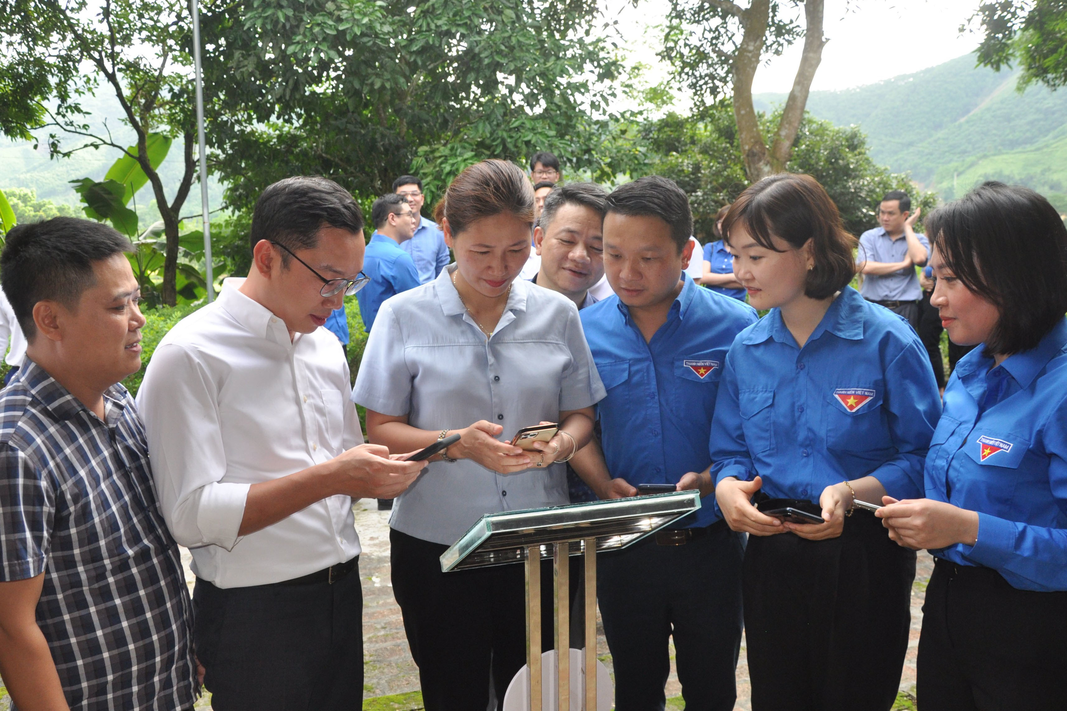 Hàng từ bên kia biên giới