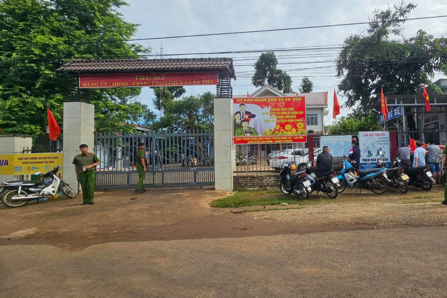 Bắt 16 nghi phạm, giải cứu 2 con tin vụ tấn công trụ sở xã ở Đắk Lắk