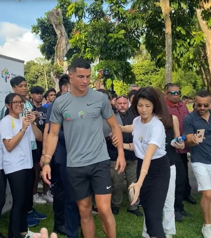 Nữ diễn viên gây khó chịu vì liên tục khoác tay cầu thủ Ronaldo