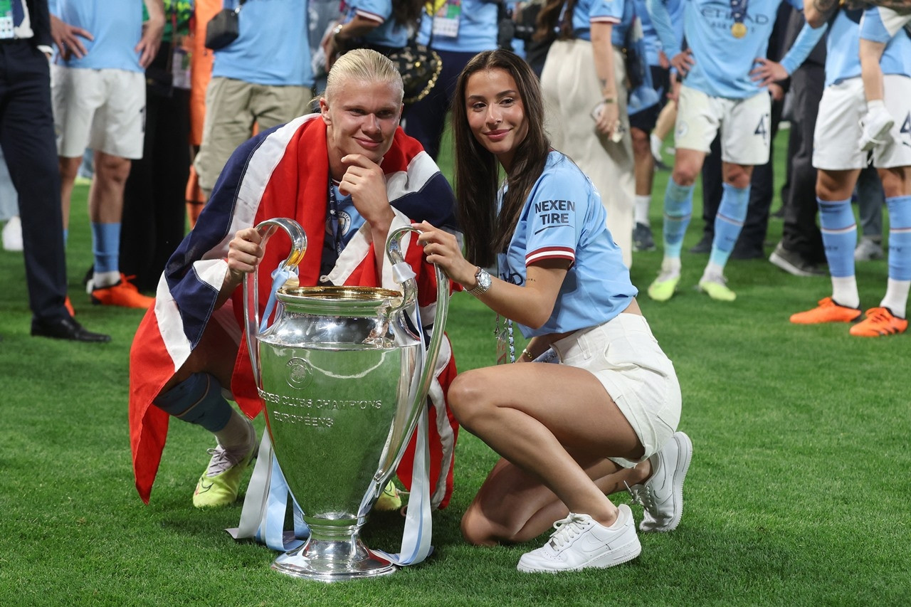 Haaland ăn mừng vô địch Champions League cùng bạn gái xinh đẹp