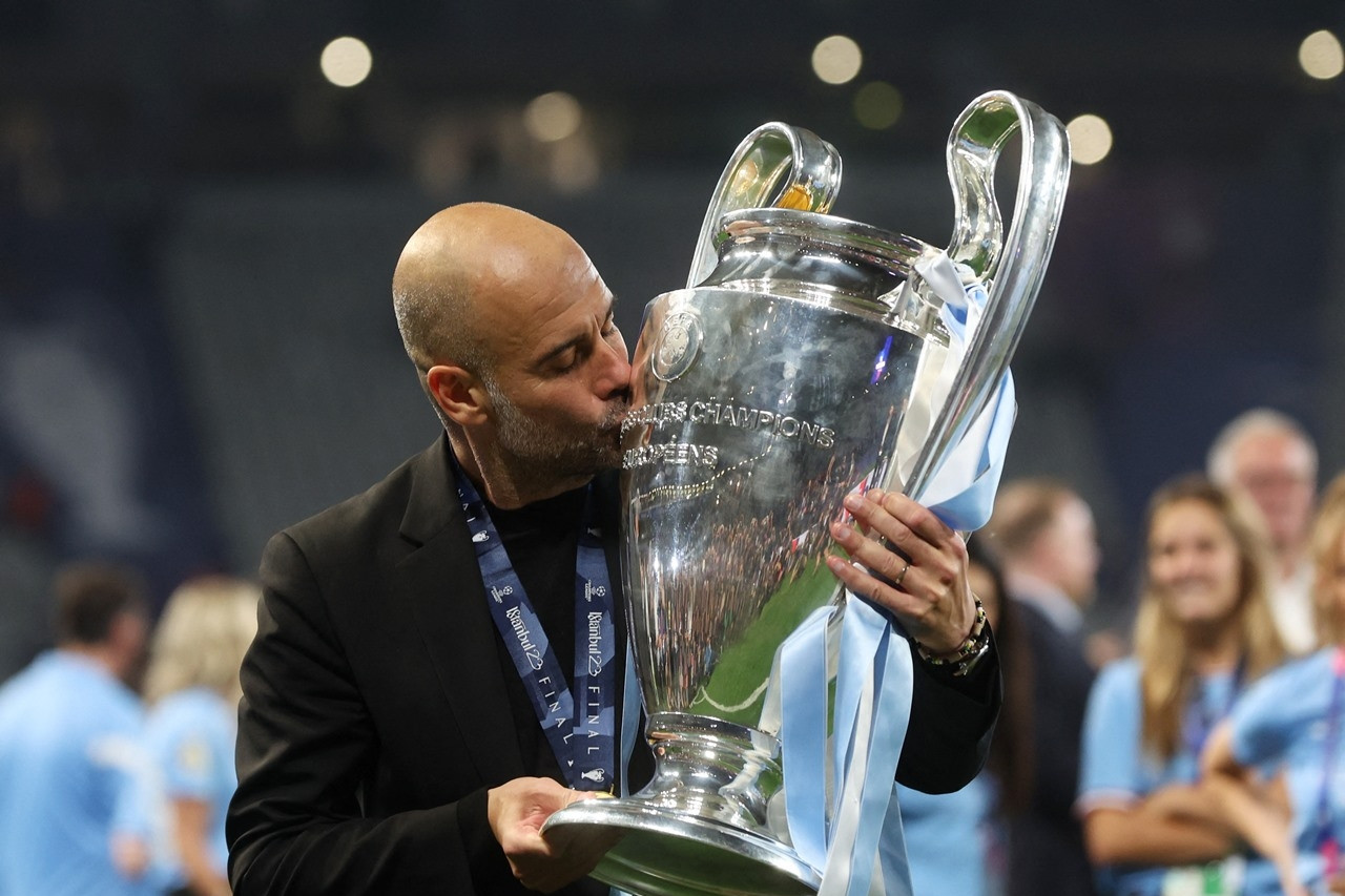 HLV Pep Guardiola và học trò ngất ngây với chiếc cúp vô địch C1