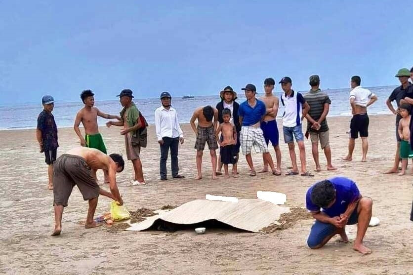 Tắm biển ở Thanh Hóa, 3 cháu bé chết đuối thương tâm