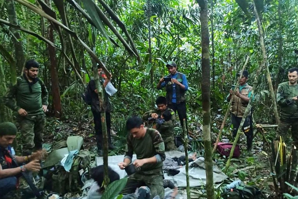 Chị gái nhóm trẻ sống sót trong rừng Amazon đã dựng lều tạm nhờ dây buộc tóc