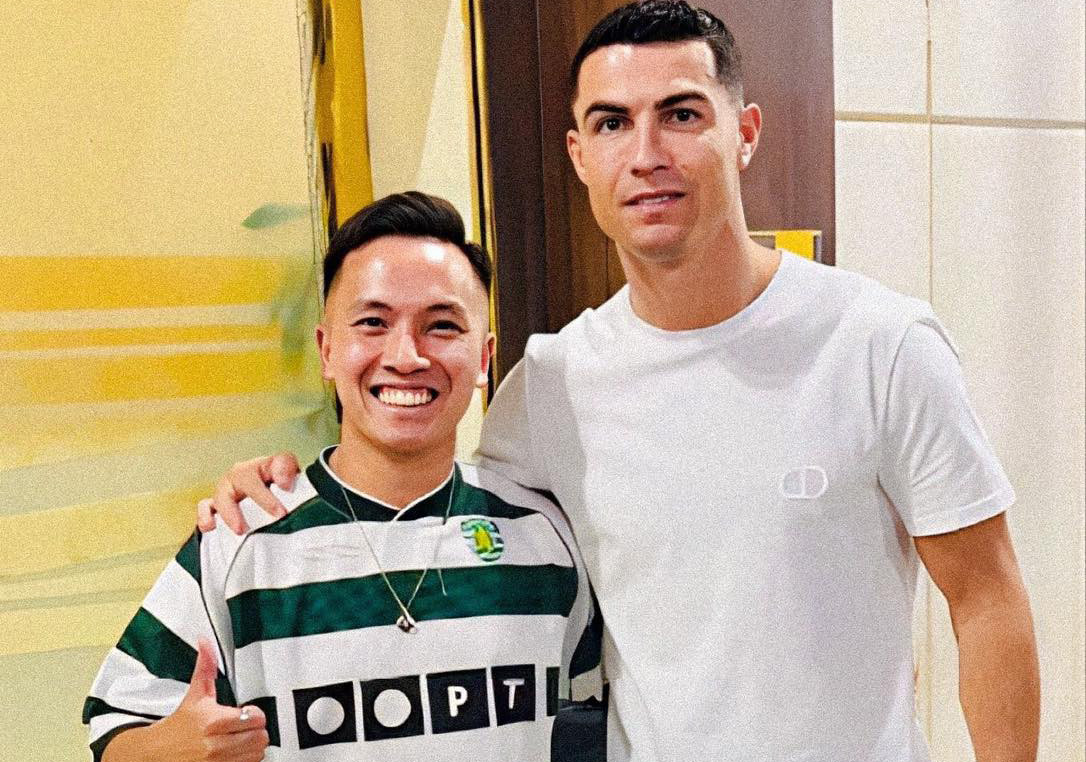 Đỗ Kim Phúc tặng nón lá cho Ronaldo