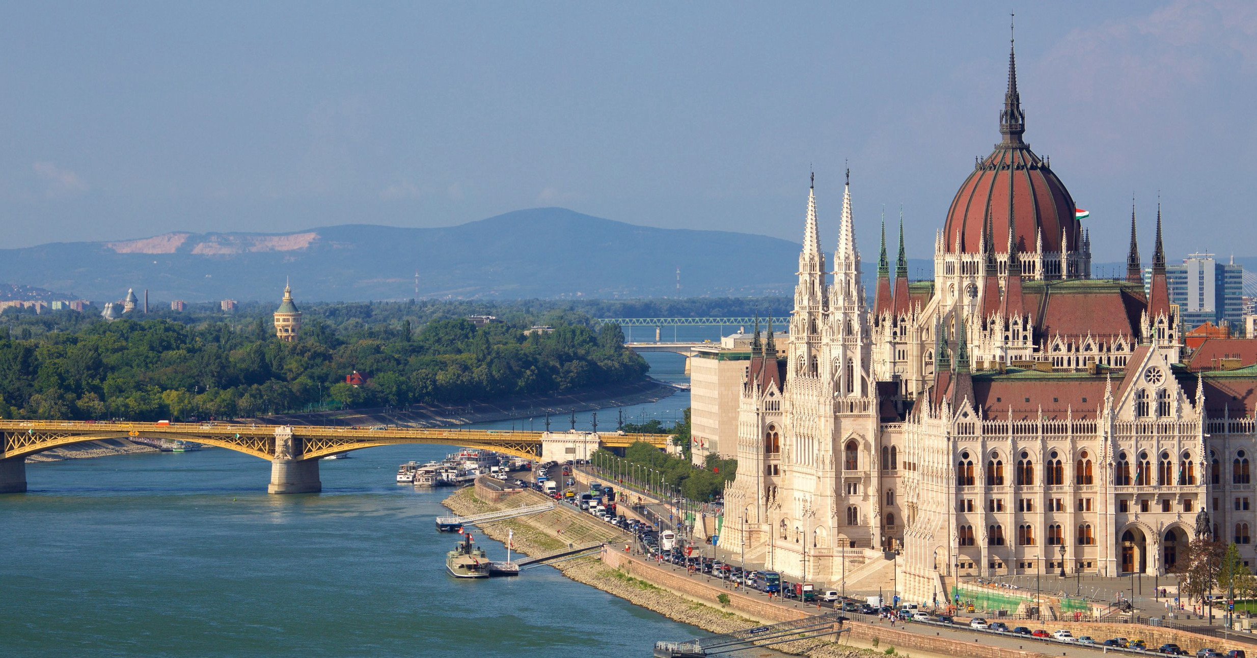 Du thuyền dọc sông Danube ngắm các công trình biểu tượng của Budapest