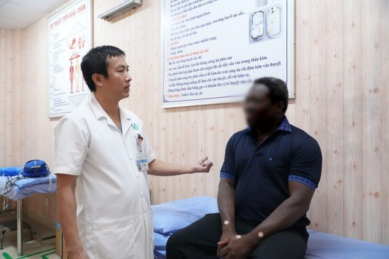 Foreign patient with 8 years of leg paralysis successfully treated in Vietnam ảnh 1