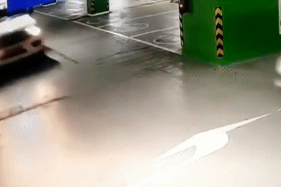 Hai ô tô đâm nhau với tốc độ cao ở bãi đỗ xe 6 tầng của sân bay