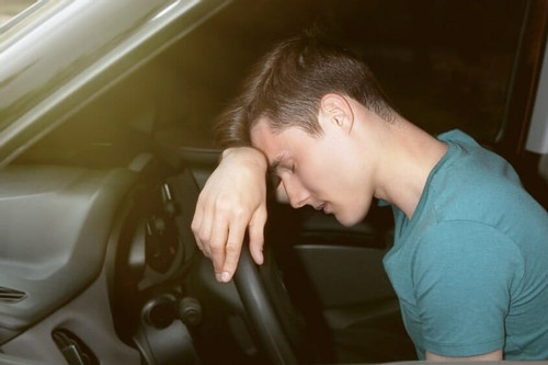 Ngủ qua đêm trong xe ô tô vào mùa hè có nguy hiểm không?