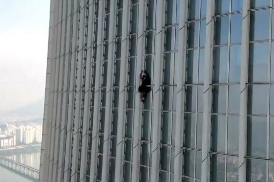 ‘Người nhện’ tay không trèo lên tòa nhà cao thứ 5 thế giới