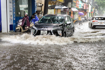Nhiều tuyến phố của Hà Nội ngập sâu trong 'cơn mưa vàng'
