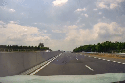 Ô tô ngược chiều trên làn khẩn cấp cao tốc Phan Thiết-Dầu Giây