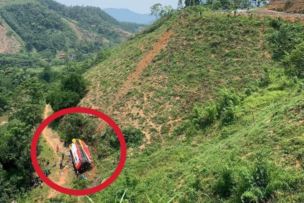 Passenger bus overturns in Phu Tho, 21 Koreans on board