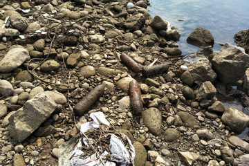 Sông Đà cạn trơ đáy, phát hiện nhiều quả đạn pháo ở hạ lưu