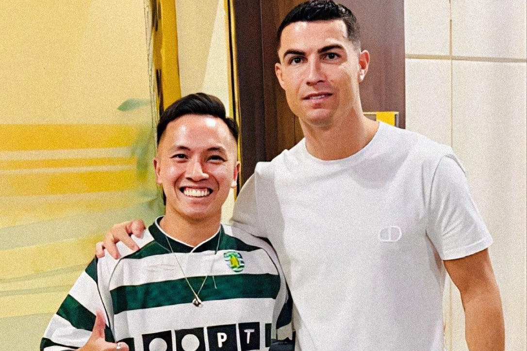 Ronaldo nhận quà đặc biệt từ fan Việt Nam