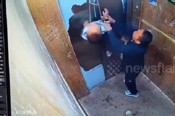 Video bé trai bị treo lơ lửng trong thang máy vì dắt theo động vật