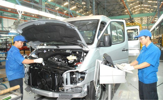 Registration fee for domestically produced cars to be reduced by 50 percent ảnh 1
