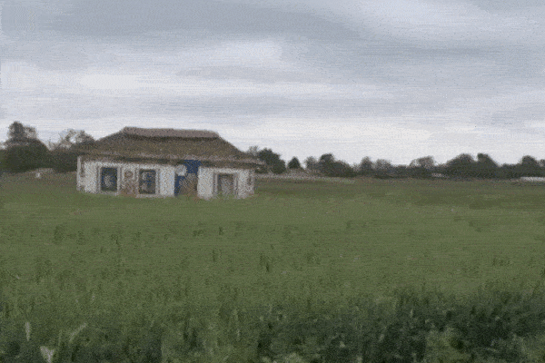 Xem xe tăng Ukraine nguỵ trang thành ngôi nhà, chạy băng băng trên đồng