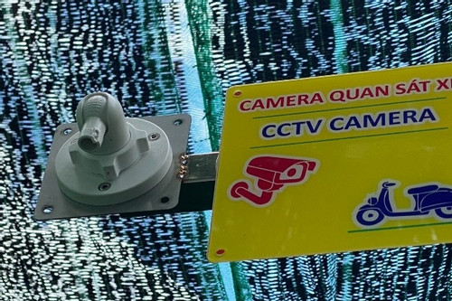 Camera nhà vệ sinh công cộng tại khu trung tâm TP.HCM bị lấy cắp