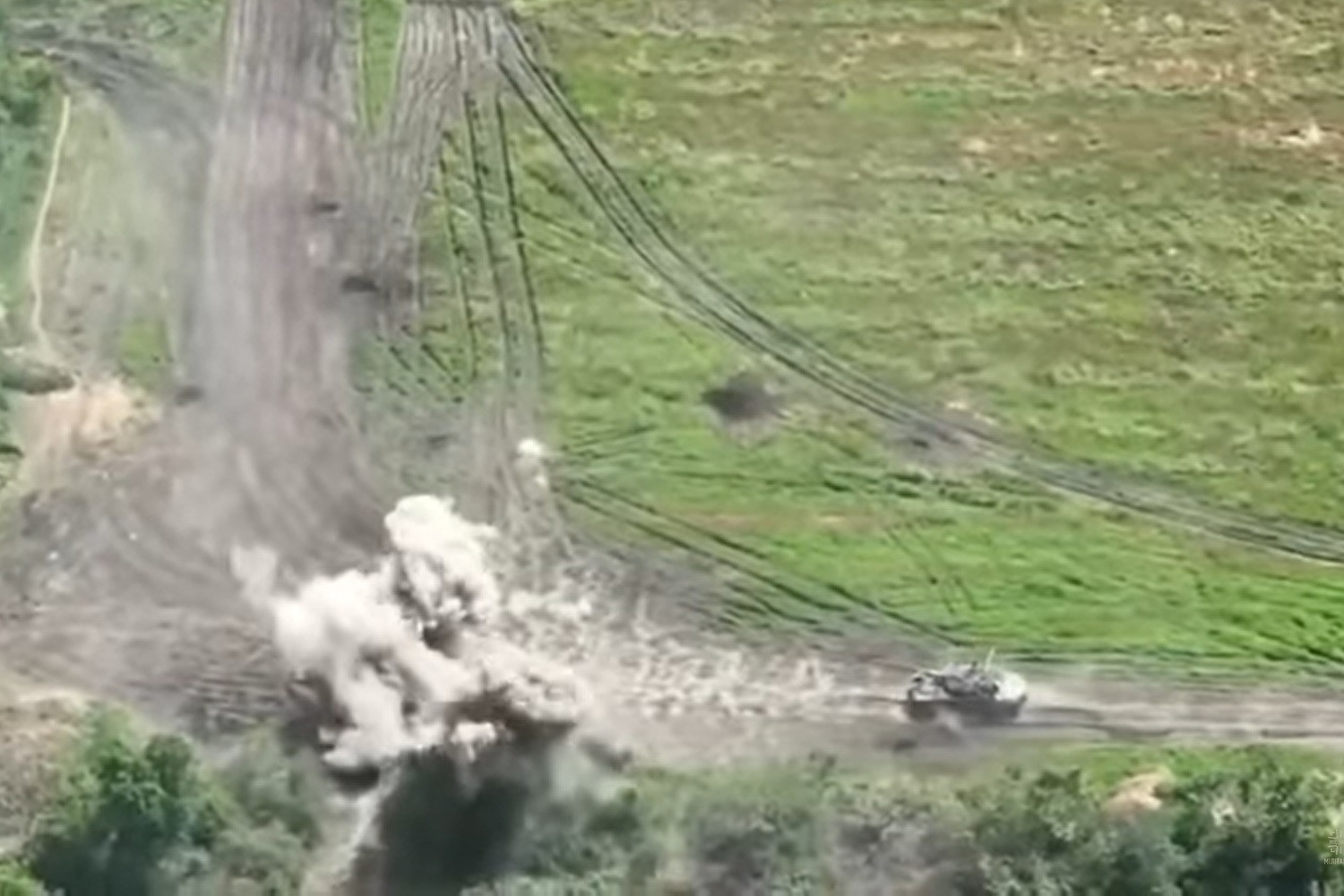 Cận cảnh pháo binh Ukraine nã đạn vào nhóm xe tăng Nga ở Zaporizhzhia