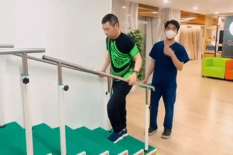 Clip NSND Công Lý tập đạp xe, leo cầu thang gây xúc động