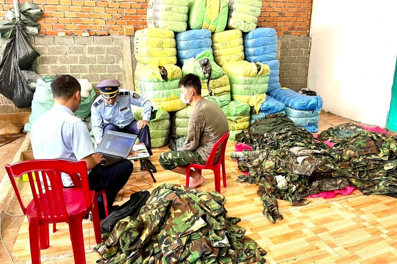 Đắk Lắk: Thu giữ cả nghìn bộ quần áo rằn ri, quân phục không rõ nguồn gốc