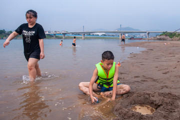 Đi bộ, tắm mát nghịch cát giữa dòng sông Đà đang dần cạn kiệt