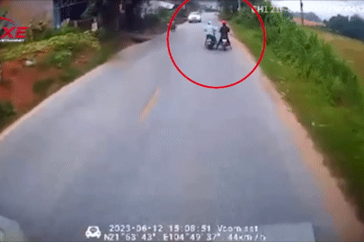 Dừng xe máy giữa đường nói chuyện, hai nữ 'ninja' bị tài xế quát lớn