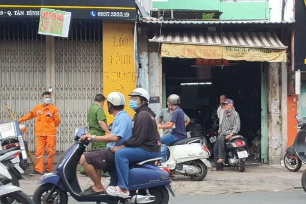 Hai người tử vong trên mái tôn tiệm sửa xe Vespa ở TP.HCM, nghi bị điện giật