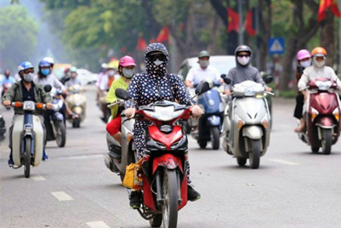 Mặc áo choàng chống nắng khi đi xe máy, người phụ nữ bị chấn thương nặng