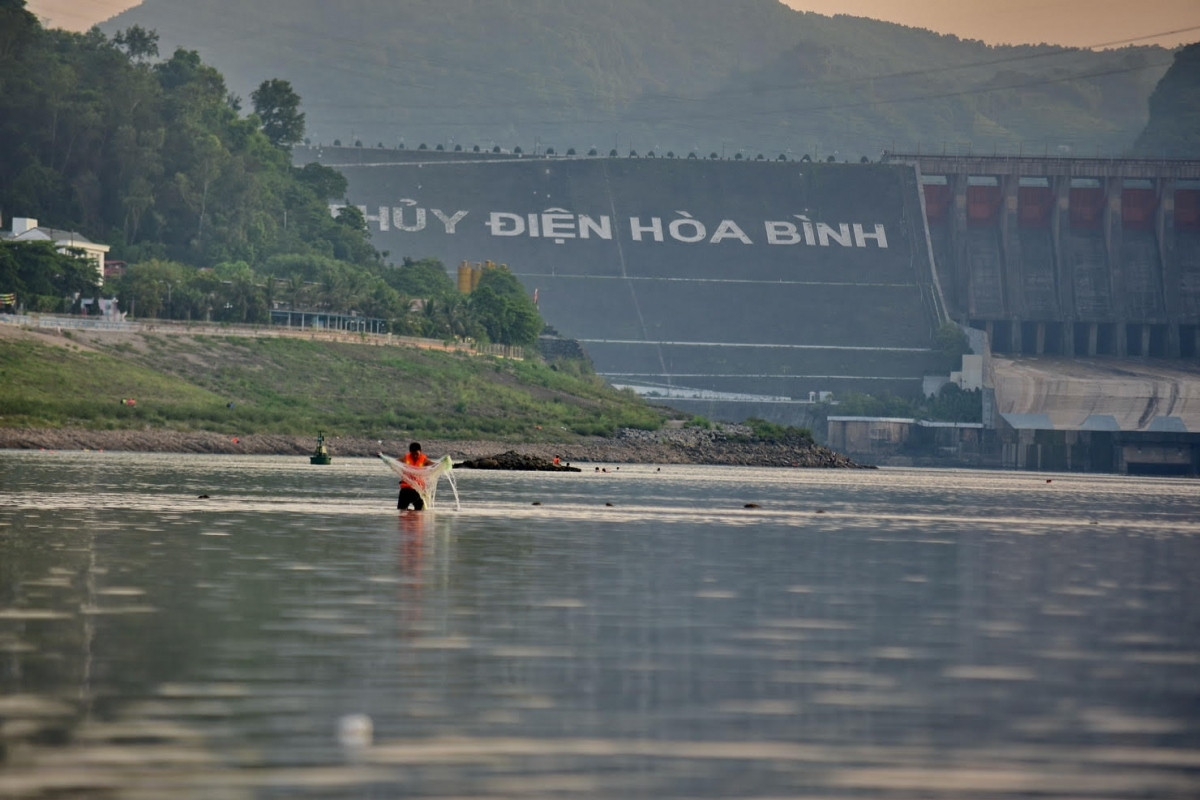 Miền Bắc nhiều nơi mưa to, hồ thủy điện vẫn 'chới với' mực nước chết