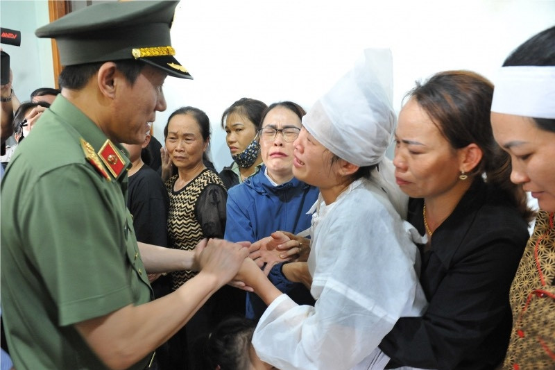 Nghẹn ngào tiễn biệt 4 cán bộ chiến sĩ công an xã hy sinh khi làm nhiệm vụ