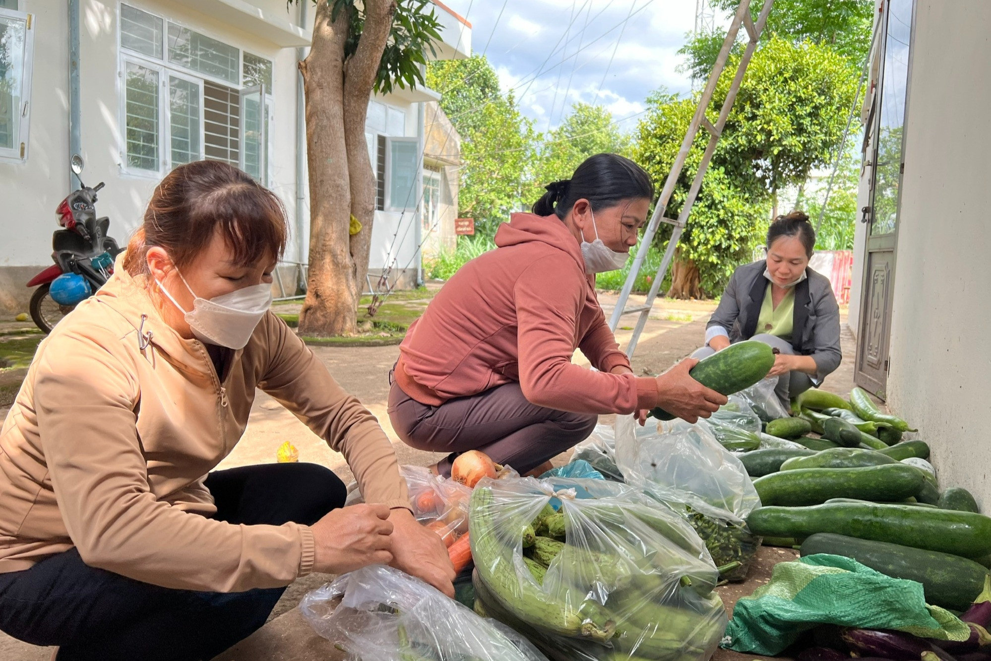 Người dân nấu cơm tặng các chiến sĩ truy kích nhóm tấn công trụ sở xã ở Đắk Lắk