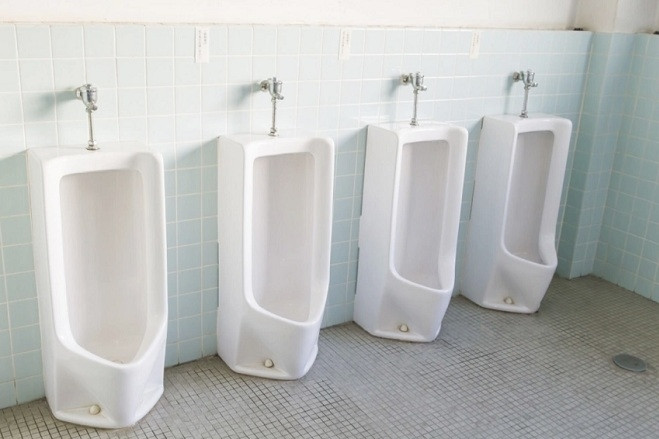 Tên trộm kì dị thích lấy nắp cống trong nhà vệ sinh công cộng ở Nhật Bản