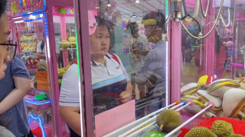 Chán chơi gắp thú, dân tình thích thú rủ nhau đi gắp sầu riêng