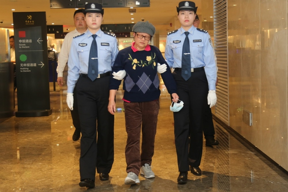 Chân dung 'quan bà' Trung Quốc bị Interpol truy nã vừa về nước quy án