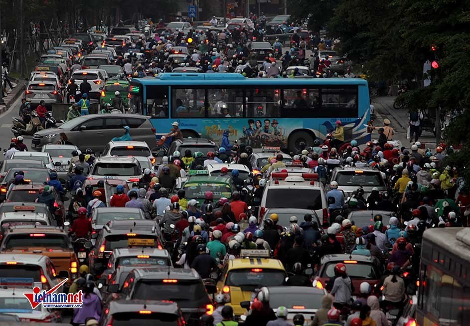 Cấm xe máy, dân chuyển sang đi ô tô, giao thông Hà Nội càng thêm tắc