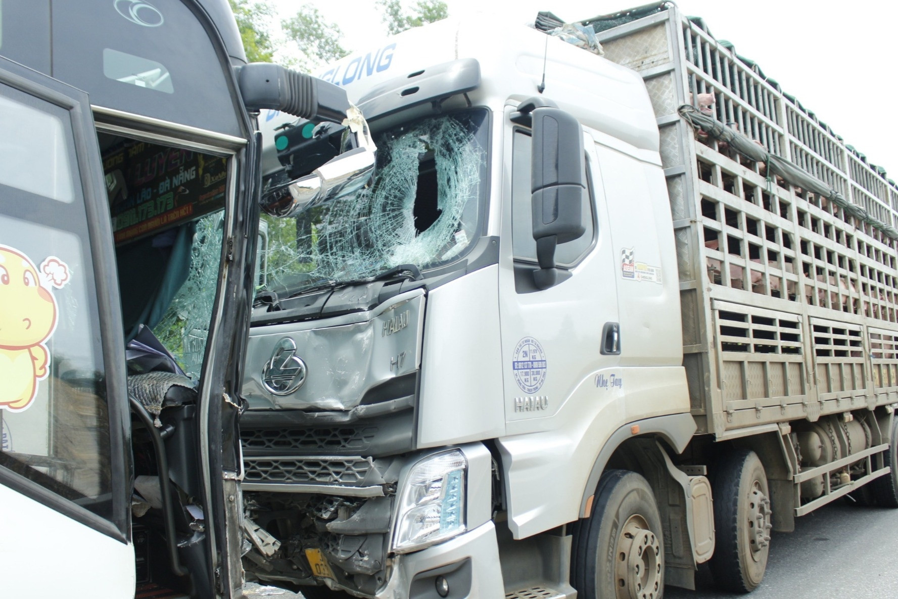 Ô tô tải đâm trực diện xe chở 21 hành khách