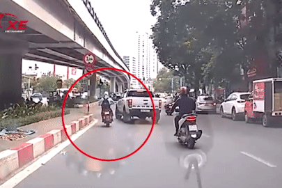 Bất ngờ rẽ trái, xe bán tải gây họa cho nam sinh đi xe máy điện