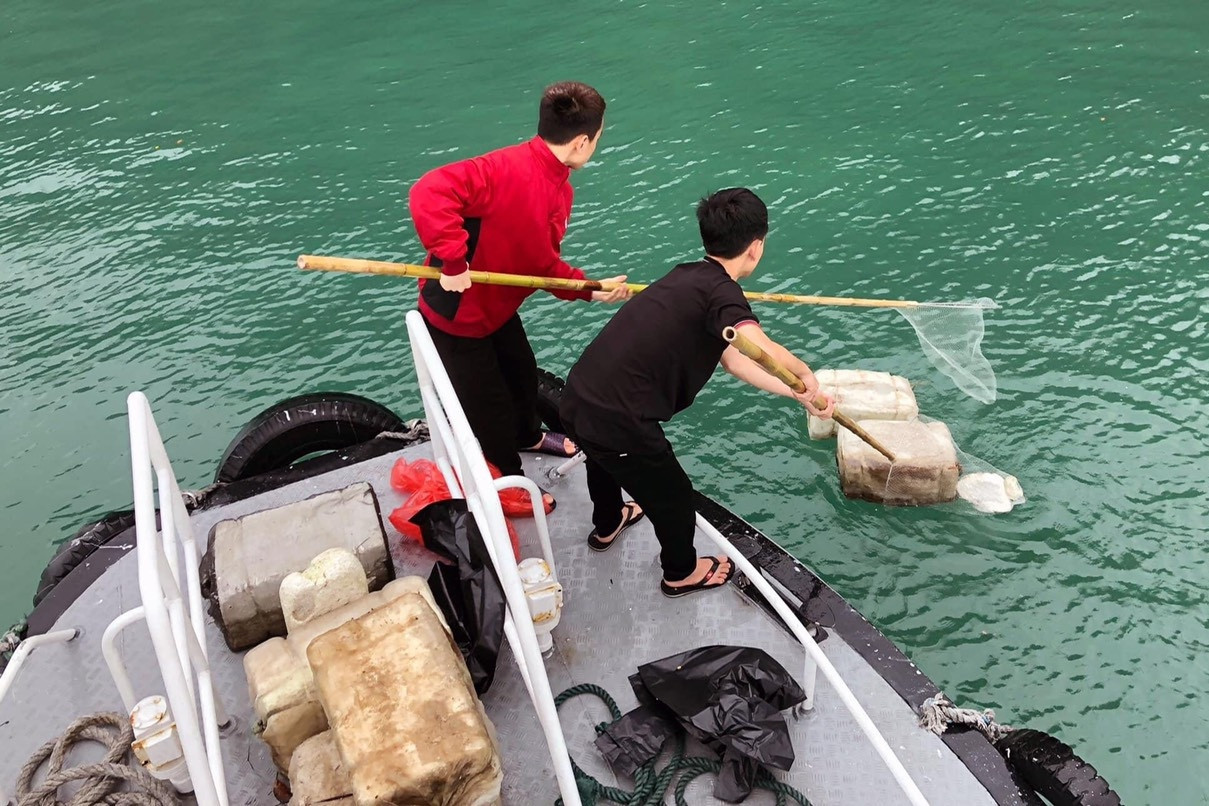 Garbage adrift on Ha Long Bay, tourists express disappointment