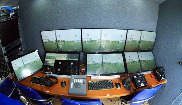 Local referees practise VAR technology in unofficial match hinh anh 1
