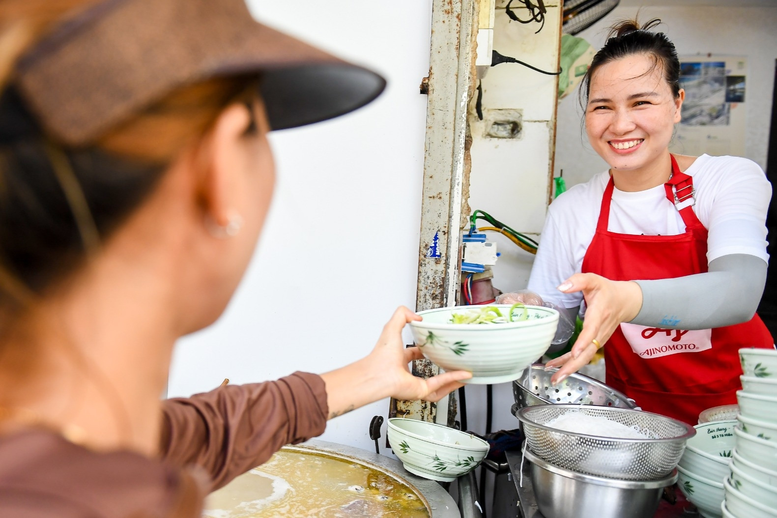 Quán bún thang của bà chủ Thanh Hóa đắt hàng nhất Hà Nội, bán đến 800 bát/ ngày