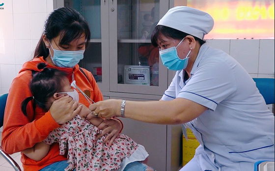 WHO, UNICEF to ensure 5-in-1 vaccine supply for Vietnam hinh anh 1