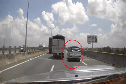 Bực tực vì bị ép trên cao tốc, ô tô 7 chỗ vượt lên dằn mặt xe tải
