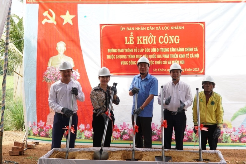 Khởi công đường giao thông phát triển KT-XH vùng đồng bào DTTS và miền núi